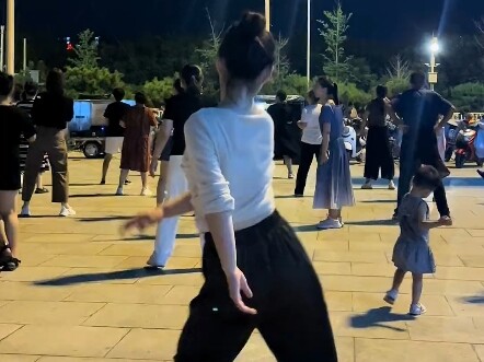 Cập nhật cập nhật #Nhảy quảng trường ánh mắt nhỏ #Vòng eo thon lắc lên nào #Đi trước bước vào cuộc s