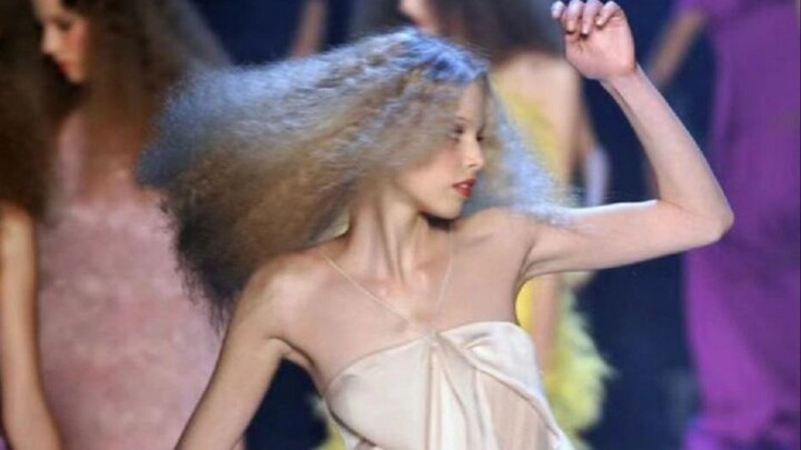 Dewi Runway di Usia Belia | Debut pada 15 Tahun, Jadi Legenda di Usia 16! Tanya Dziahileva — Contoh 