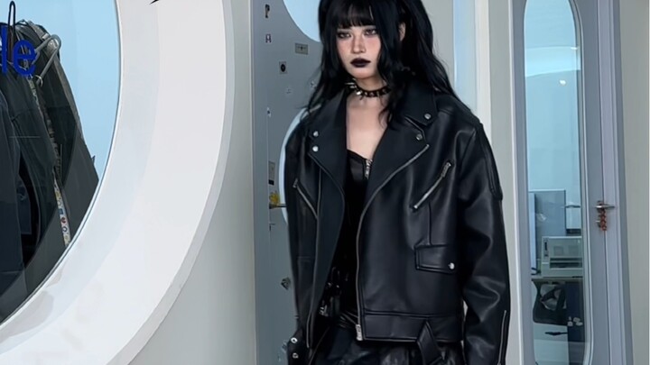 لا شيء أكثر من الملابس السوداء.