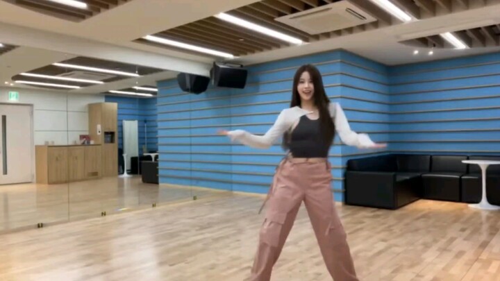 Jang Kyu-jin dances to "Queencard" live