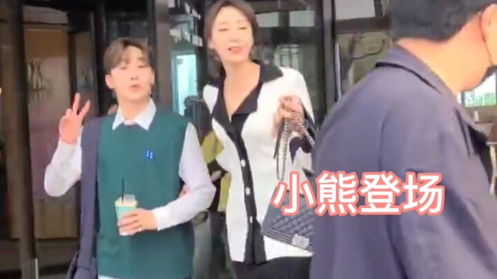 Apa ini? Beruang kecil! Lucu banget, kecil banget!