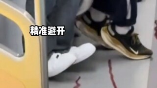 地铁酒瓶碎了，红酒流了一车厢，俩男生的默契动作，鞋子的另类白袜体育生~
