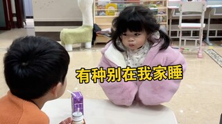 Two siblings are arguing—this little bit of "attack power" is enough to make them feel emo? Hahaha, 