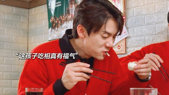 Bai Siyan is still lying in the fire scene—this man… he’s way too happy! His face is brimming with h