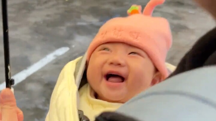 Tawa si kecil memang suara paling indah dan paling membahagiakan di dunia!