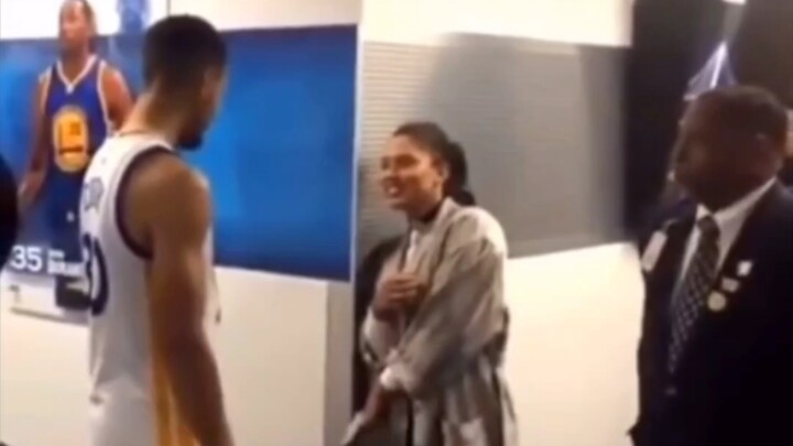 عائشة تنتظر فتَّها في ممرّ اللاعبين، إلى أن اقتحم دو شياوشواي مكانها وسرق موقعها! 😂