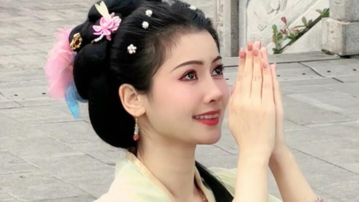 Ra ngoài đi lễ, bị bọn lưu manh trêu chọc!!