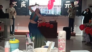 《彩云之南》，但是元旦晚会