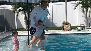 佛罗里达游泳教练 Nick Orozco 用最原始的方法教小孩子游泳