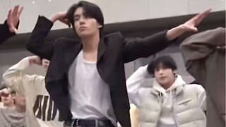 [เสินไจ้หลุน] ฉันถูกดึงไปฝึกเต้นรำก่อนที่ฉันจะตื่นด้วยซ้ำ
