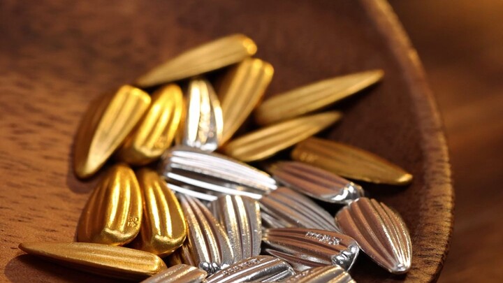 Su Peisheng received a golden melon seed reward from Sister Mei and repeatedly said he didn't deserv