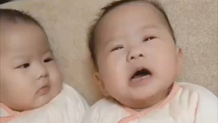 توأمان لا يُعرف إن كانا يبكيان أم يضحكان! لا تلومني إذا قاطعتك دائمًا أثناء الترقيص، فطريقة بكائك ال