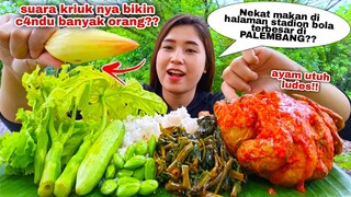 MAKAN AYAM UTUH SIRAM SAMBEL KANGKUNG  BELACAN LALAPAN MENTAH BATANG PEPAYA JANTUNG PISANG PETE