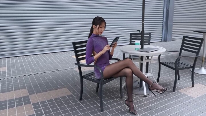 Do you like this super-fit, long-legged beauty??