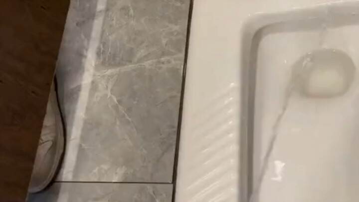 Trời ơi, còn có kiểu người này nữa à? Tôi chỉ đùa tí thôi mà anh ta lại nghiêm túc thật.