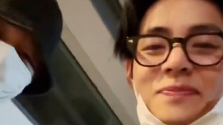 Kim Taehyung: Jungkook, buka pintu, ini tahun 95.