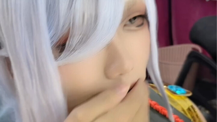 Sau lần đầu tiên tôi mặc đồ nữ, bạn cùng phòng đã…