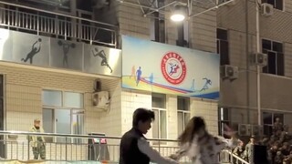 When military training meets Latin dance, handsome men and beautiful women dance vigorously, the sch