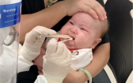 Bayi manusia berusia 4 bulan menjalani tes PCR untuk pertama kalinya
