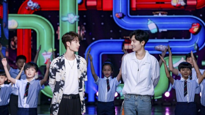 Wang Yibo & Xiao Zhan Sing a Song About Sorting Trash—“Toss the Trash, Toss the Trash, What Kind of 