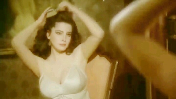 Feel the fat temptation of Italian stunners! Who can resist this!