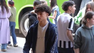 老外组团来中国旅游，这是学生吧，网友：这是哪个国家的