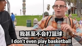 شخص أسود استفز ندّابًا، لكنه تلقى ضربًا مبرحًا.