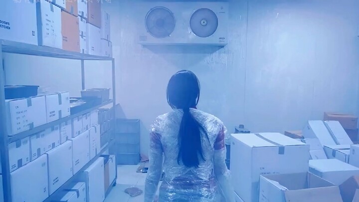 เด็กสาวติดอยู่ในห้องแช่เย็นโดยไม่มีใครมาช่วย เขาจะหนีรอดออกมาได้หรือไม่?