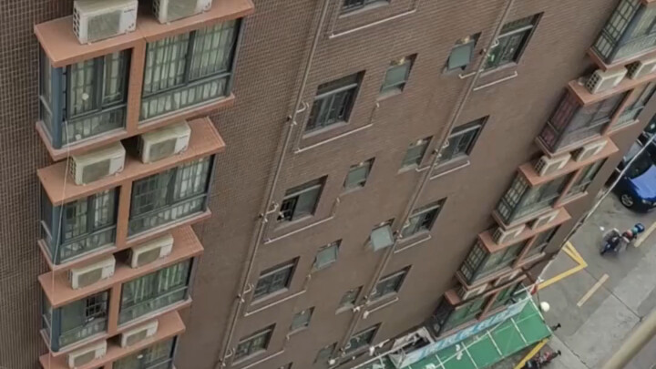 Woman thought the shed was just full of trash—only to discover it’s all women’s stuff. How could som