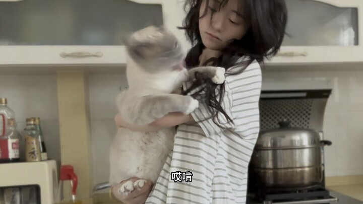 6/7 Nhật ký thường ngày của bạn gái yêu xa: Loay hoay nấu bữa sáng + chụp ảnh bên bờ biển + cả nhà c