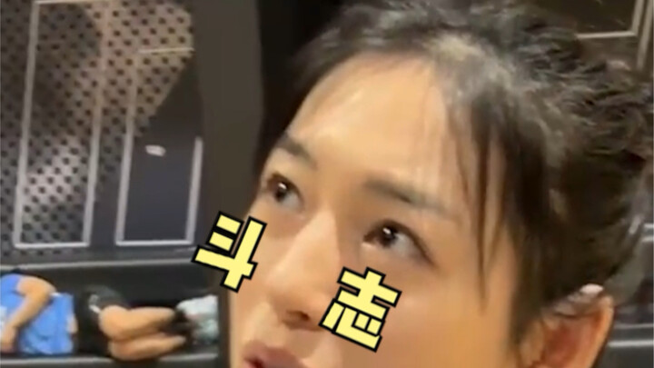 Tantangan dunk dengan bingkai rendah berhasil! Sekalian ngebunuh moral si pengganggu lapangan!