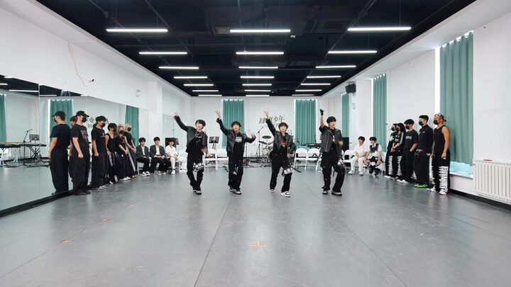 Buổi tổng duyệt “Đối Thủ”: hát ổn, nhảy đẹp, cả gia đình bốn người cùng ra mắt với tôi!