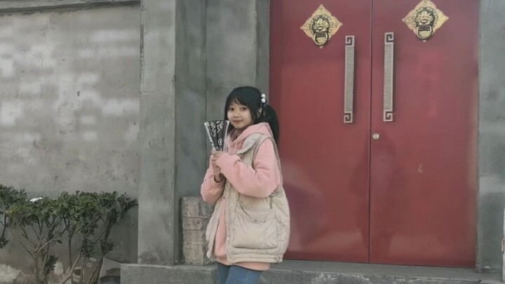 I danced Ji Ming Yue (.・`ω´・) at the door of my hometown. The grandpas and grandmas in the village a