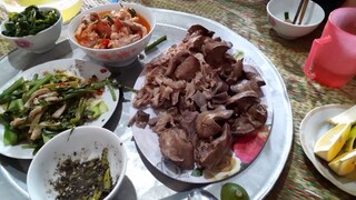 Dạ dày bò xào cần tỏi tây và mề gà luộc. Bữa cơm ngon lành