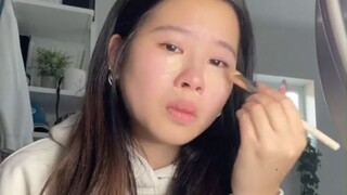 周末接到电话要去加班，边哭边化妆的你