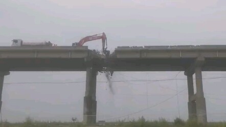 A 100W project completed in just a few seconds! The excavator is seriously awesome.