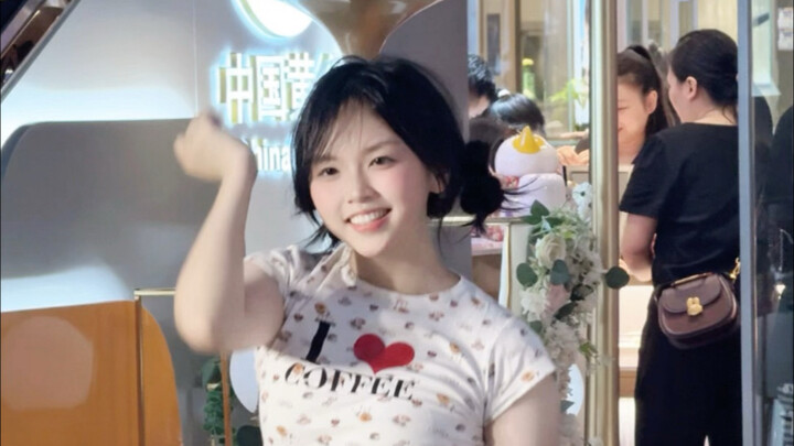 哪来的樱桃小手办(°,,,,°) ｜萌爆的俄罗斯转盘翻跳