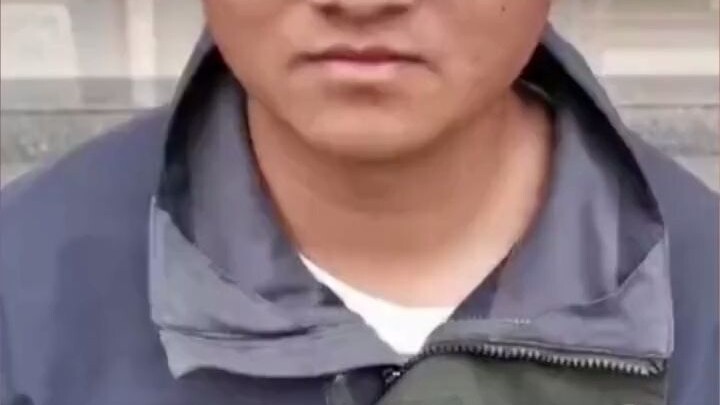 Cảnh sát này đặt câu hỏi có vấn đề, mày có muốn đấu võ với tao không???