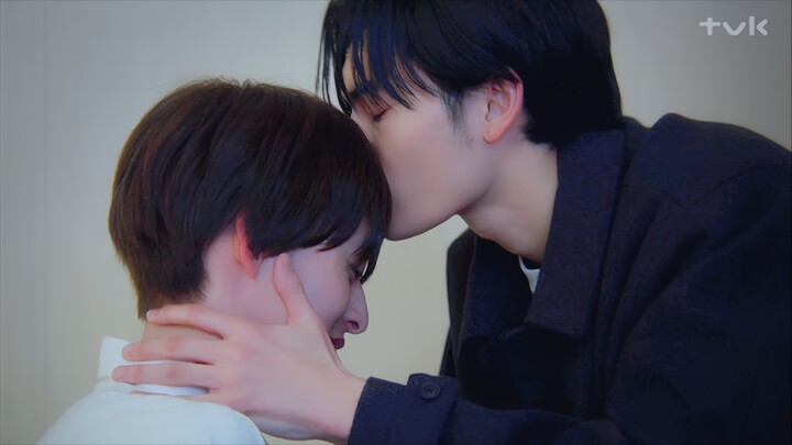 “เคมีคู่จิ้นดึงดูดสุดขีด! ความใกล้ชิดจนแทบจะกลืนกันแบบนี้ชวนหิวโหยเหลือเกิน! จูบแล้วก็ต้องจูบอีก หยุ