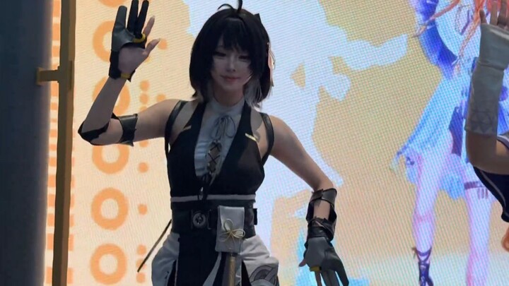 Cô gái xa xứ nhảy ┌|∵|┘ tại hội chợ anime Bắc Mỹ