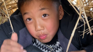 这孩子真能处，估计给他火柴他真敢点