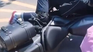 Emergency accident: A female rider in Jinan collapsed, her beautiful bow resting on the guardrail.