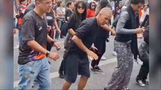 هذا يُظهر مدى سحر رقصة المربعات الصينية. يرقص الأجانب بسلاسة فائقة!