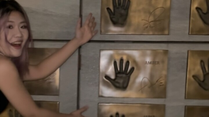 Fan chăm chỉ nhất mạng | Chúc mừng kỷ niệm 15 năm ra mắt chức năng | Chụp ảnh trước bức tường in dấu