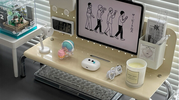 Bố trí kệ đục lỗ để bàn, sắp xếp đồ đạc chuẩn chỉnh, vừa mắt và thư giãn