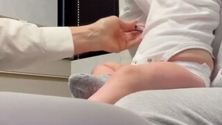 医生给小宝宝打针之前，先来上一套“假动作”，还没反应过来就打完啦~