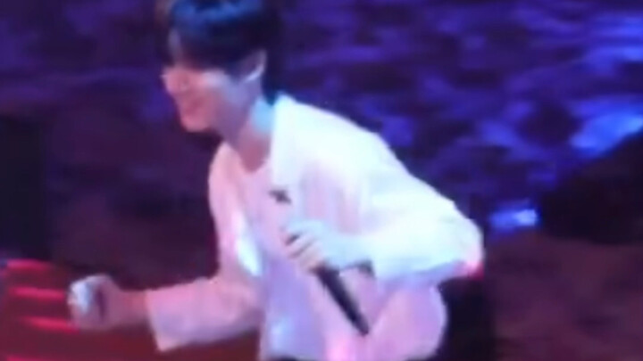 Đinh Trình Tân nhảy cha-cha nửa đêm? Một chàng trai biết lắc lư thật đấy!