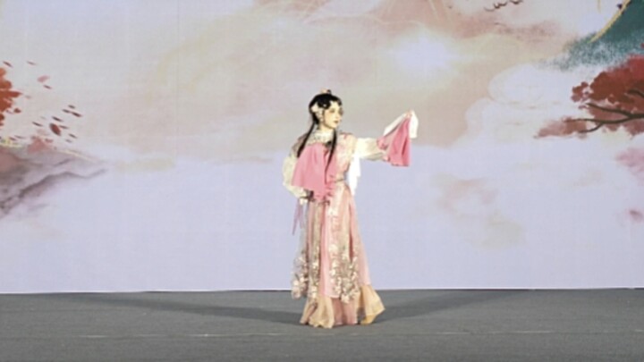 ◆ Qi San’s “Qian Si Xi” – Live performance at the JMG Comic Con in Jiangxi on October 2nd: horizonta