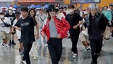 Ratusan orang menari di jalanan saat hujan deras【mengalahkanuntuk memperingati 13 tahun kematian raj