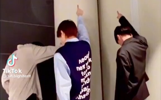 [TXT] The four members are here!!! Let’s dance together!!! Thursday's Child Has Far To Go